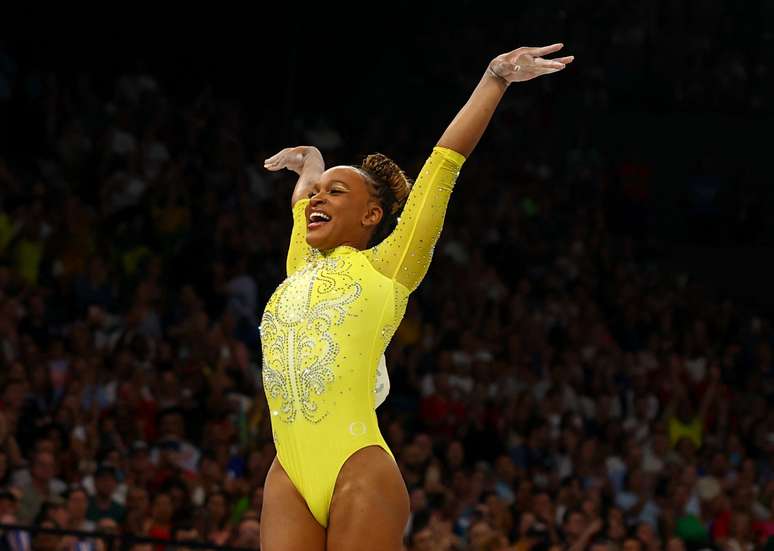 Rebeca Andrade no solo de ginástica