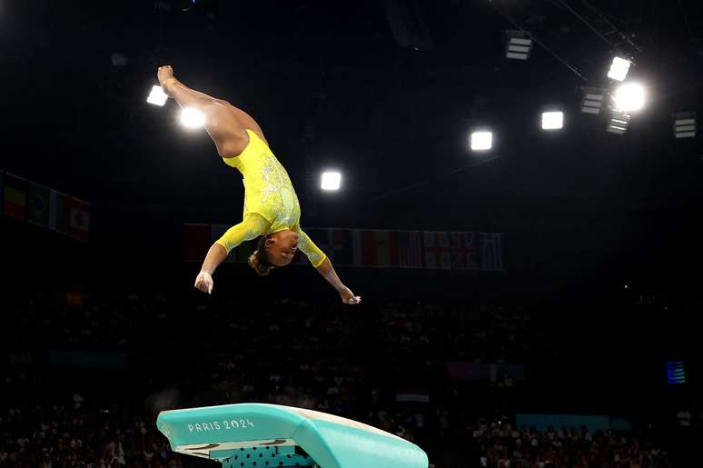 Rebeca Andrade se apresenta no salto na final do individual geral da ginástica