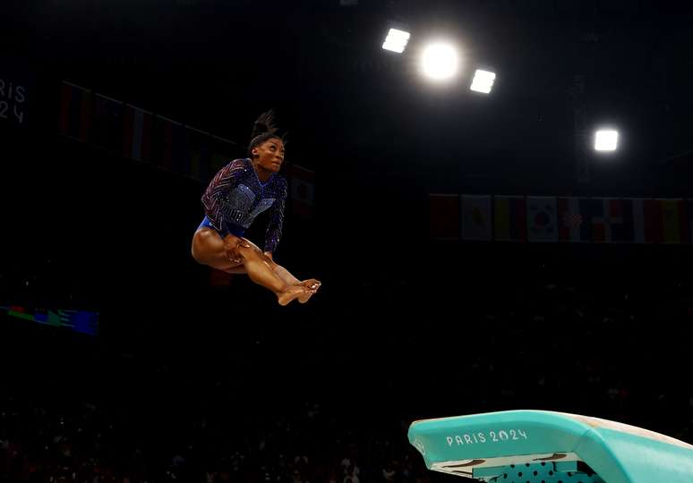 Simone Biles em ação no salto