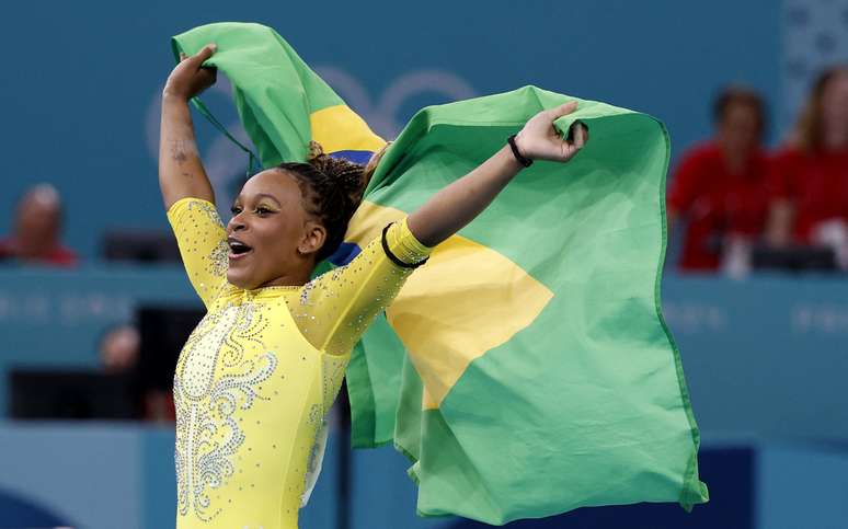 Rebeca Andrade com a bandeira do Brasil após conquista da medalha de prata