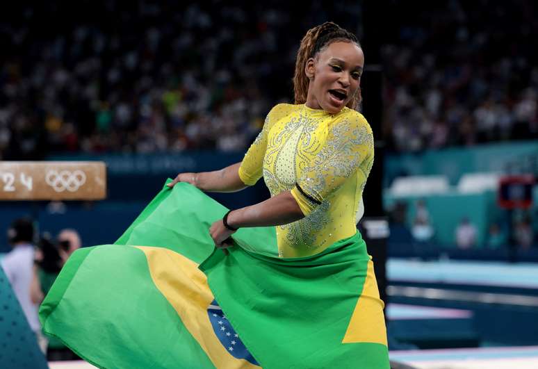 Rebeca Andrade com a bandeira do Brasil após conquista da medalha de prata