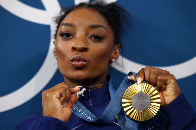 Simone Biles com a medalha de ouro