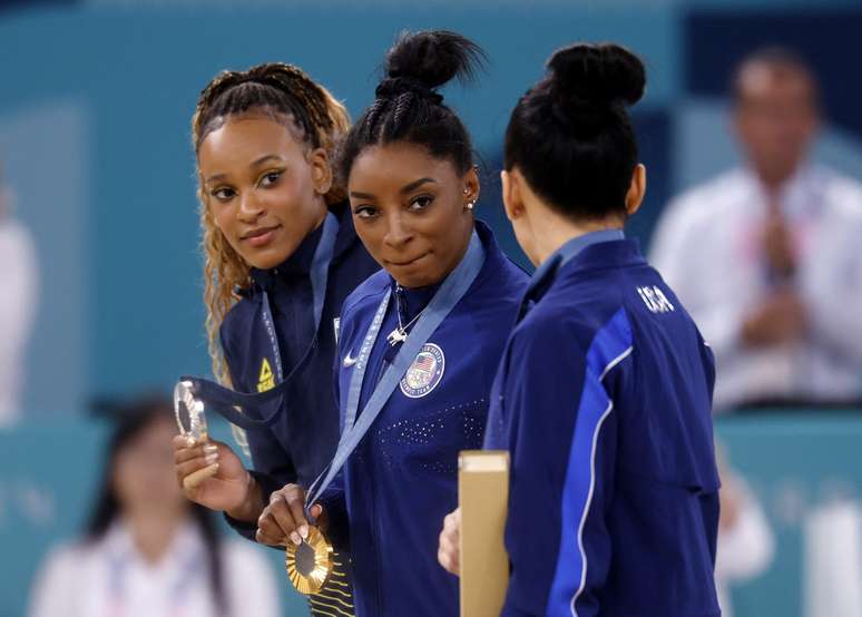 Rebeca Andrade, Simone Biles e Sunisa Lee no pódio