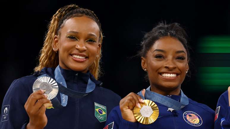 Rebeca Andrade e Simone Biles no pódio da final individual