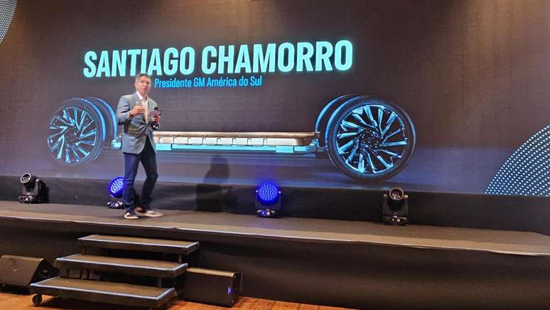 Santiago Chamorro, presidente da GM, à frente de uma imagem da plataforma Ultium