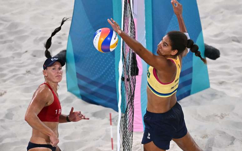 Ana Patrícia em ação no jogo contra a Espanha na Olimpíada de Paris