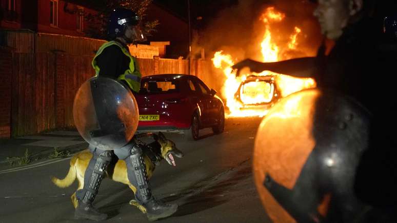 Na cidade de Hartlepool, oito pessoas foram presas, vários policiais ficaram feridos e um carro da polícia foi incendiado