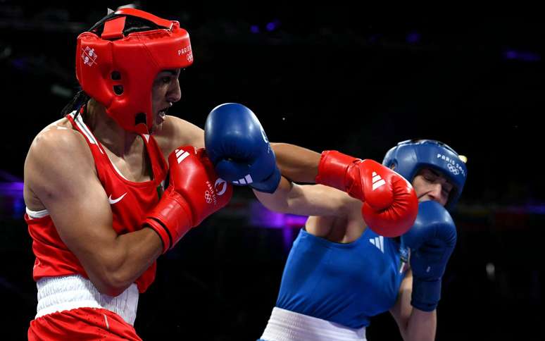 Angela Carini azul em ação contra Imane Khelif vermelho no boxe olímpico