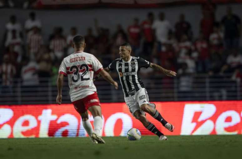 Jogadores de CRB e Atlético-MG em disputa de bola no estádio Rei Pelé –