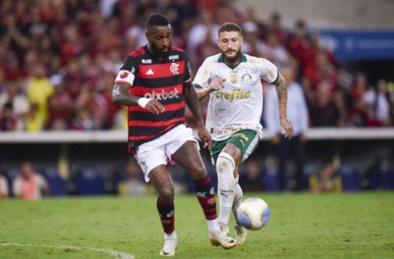 Marcelo Cortes/Flamengo - Legenda: Gerson gasta a bola no Maracanã