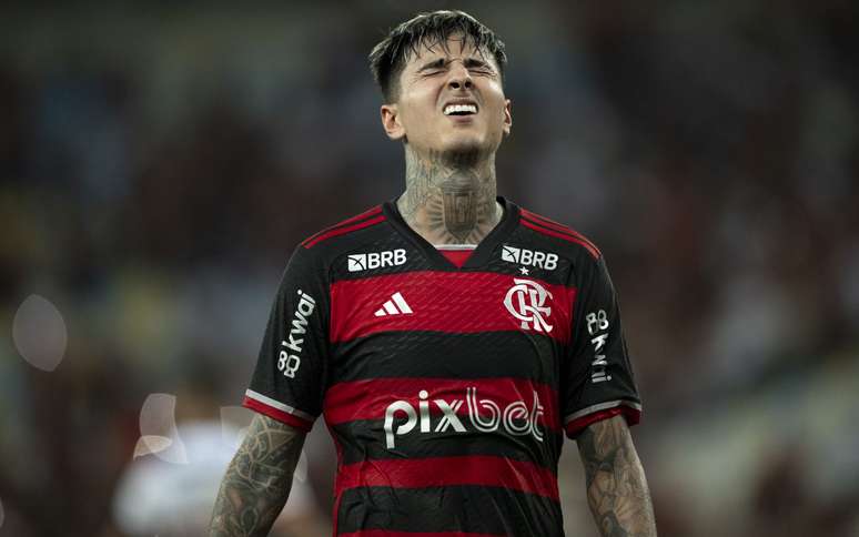 Pulgar deixou o campo de Flamengo x Palmeiras com o tornozelo machucado