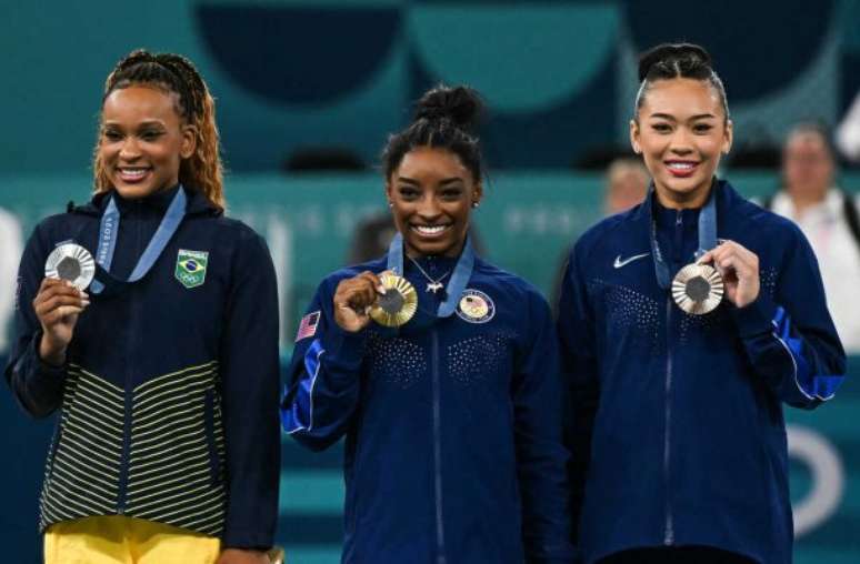 Rebeca Andrade com a medalha de prata, posa ao lado das americanas Simone Biles (ouro) e Sunisa Lee (bronze), que formou o pódio do individual feminino da Ginástica Olímpica