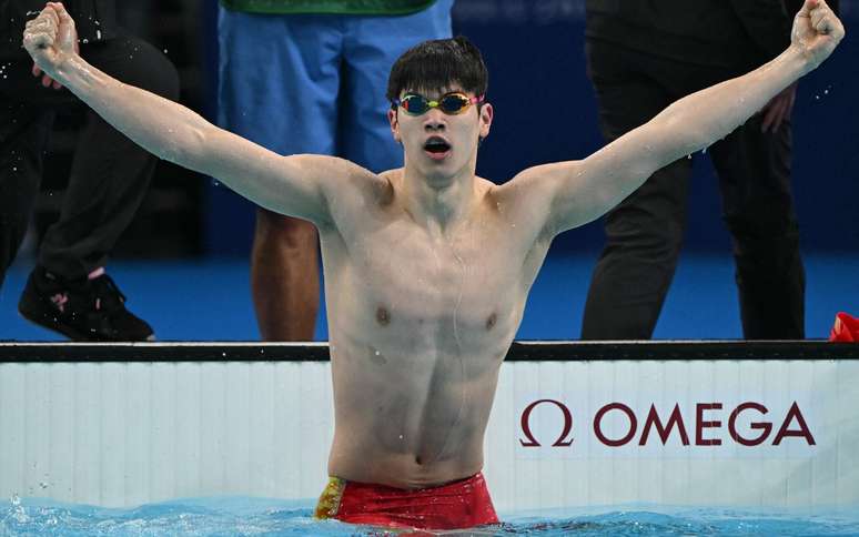 Chinês Pan Zhanle comemora a conquista do ouro nos 100 m livre em Paris