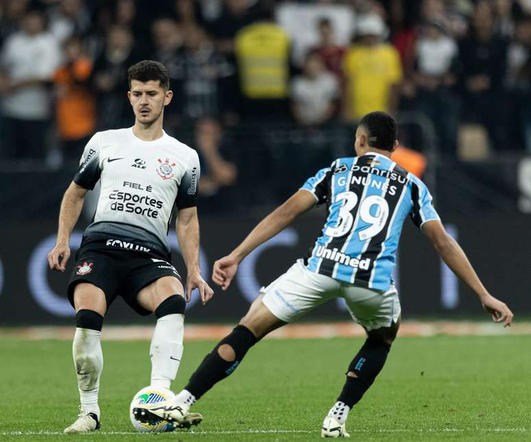 Com um expulso para cada lado, Corinthians e Grêmio ficam no empate sem gols pelo jogo de ida da Copa do Brasil. 