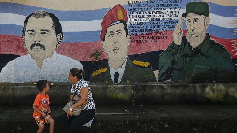 Mural em Manágua, na Nicarágua, retrata o presidente do país, Daniel Ortega; o ex-presidente da Venezuela, Hugo Chávez; e o ex-presidente de Cuba, Fidel Castro