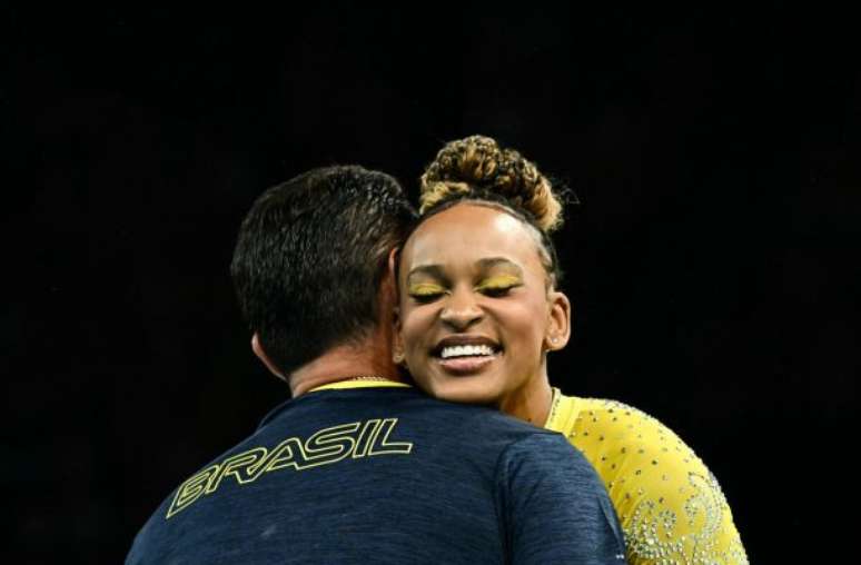 Rebeca celebra. Brasileira mais uma vez leva a prata no individual feminino na ginástica