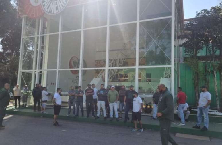 Organizada do Palmeiras protesta na Academia de Futebol