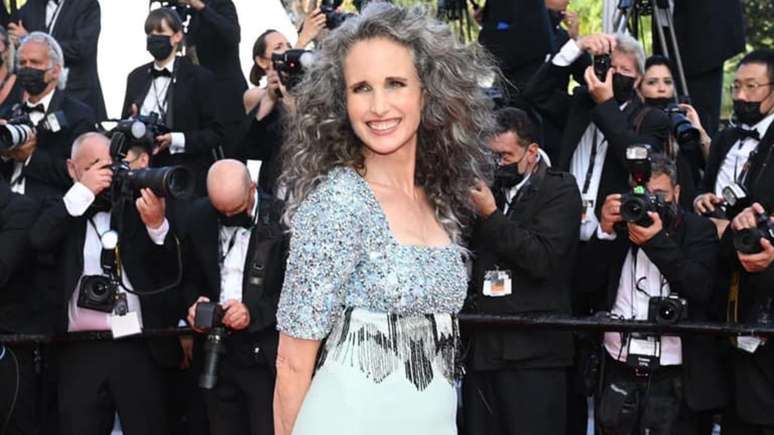 "Como mudamos a sociedade para ver as mulheres tão poderosas quanto os homens à medida que envelhecem?", disse Andie MacDowell