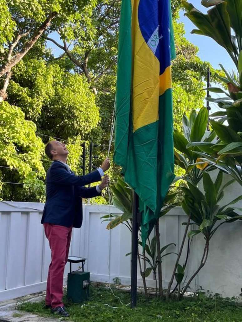 Bandeira do Brasil na residência do embaixador da Argentina na Venezuela