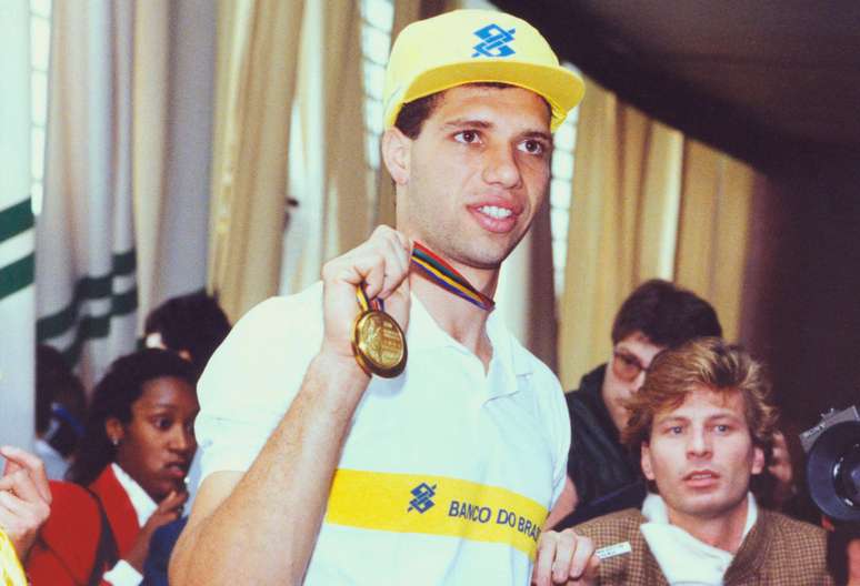 Marcelo Negrão mostra a medalha de ouro conquistada em Barcelona-1992