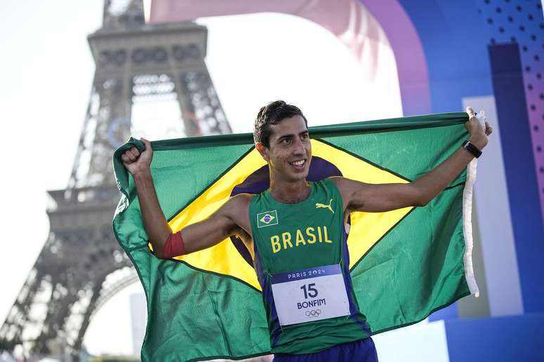 Caio Bonfim posa com a bandeira do Brasil