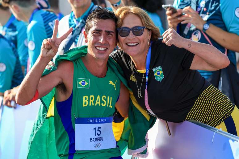 Caio Bonfim ao lado da mãe em Paris