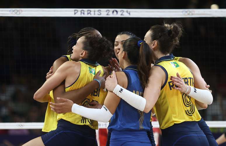 Jogadoras celebram vitória do vôlei feminino 