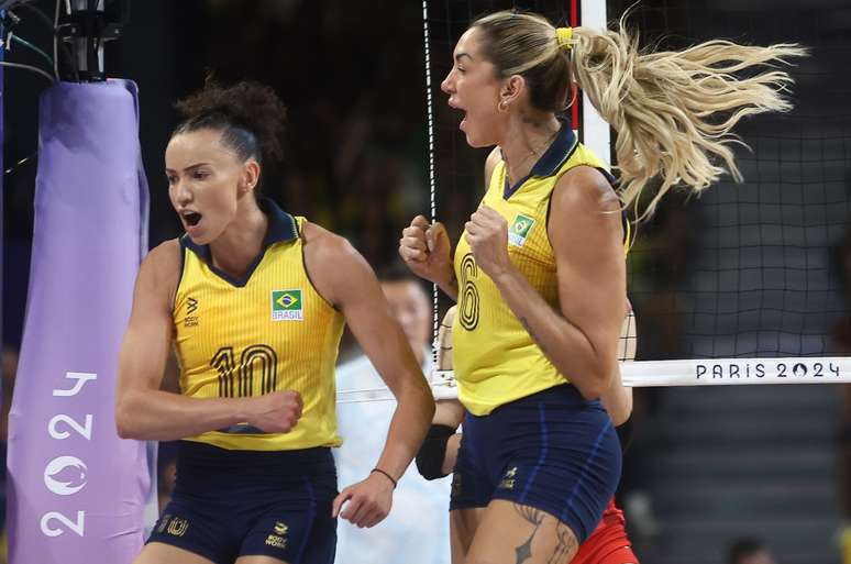 Jogadoras celebram vitória do vôlei feminino 