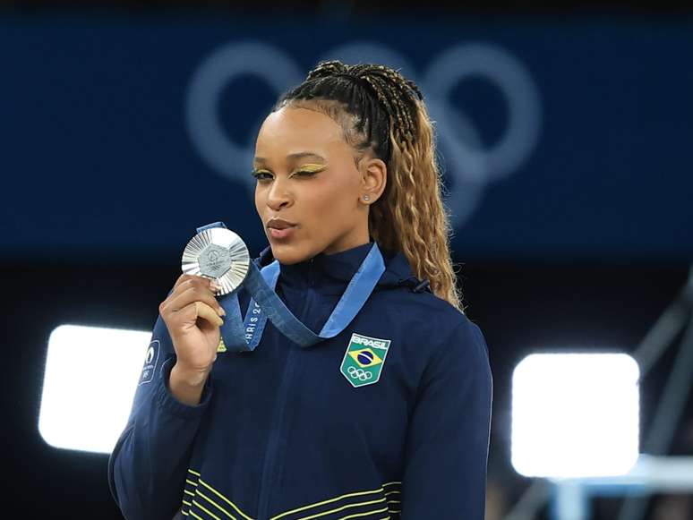 Rebeca Andrade se torna brasileira com mais medalhas em Jogos Olímpicos 