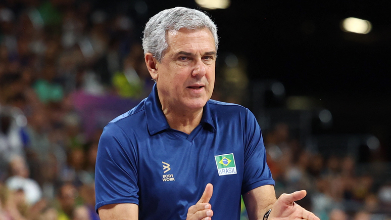 Técnico José Roberto Guimarães comanda a Seleção Brasileira feminina de vôlei em Paris