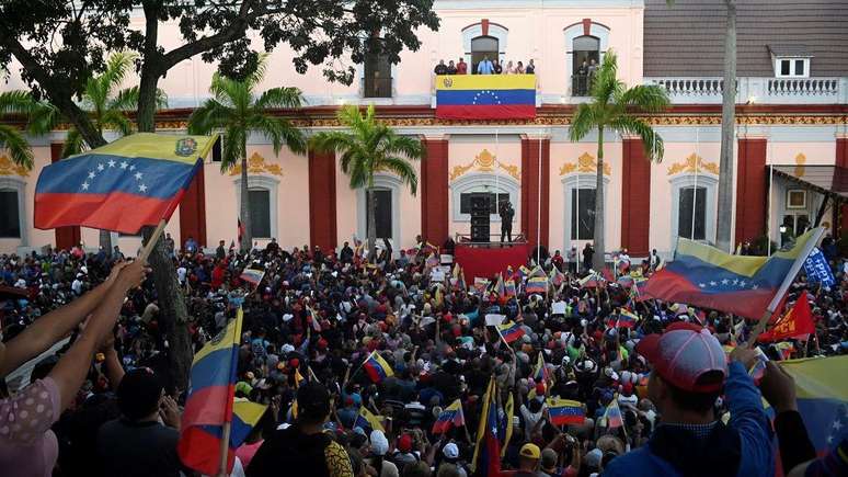 Apoiadores de Maduro ouvem seu discurso no Palácio Miraflores, nesta quarta-feira