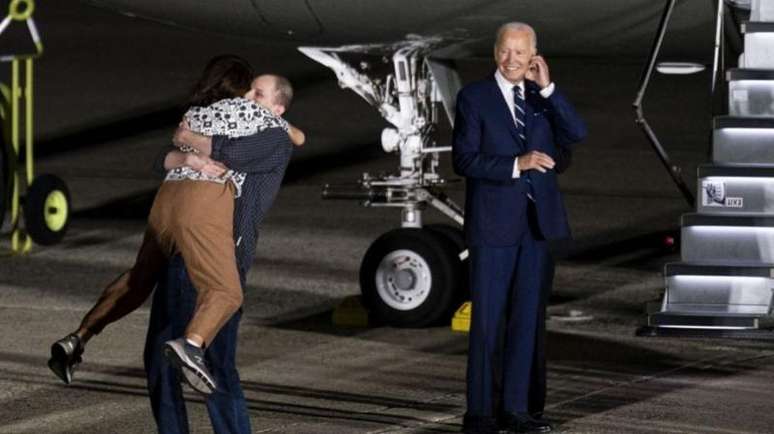 O jornalista americano Evan Gershkovich que aparece na foto abraçando a mãe, foi recebido pelo presidente Biden ao desembarcar nos Estados Unidos