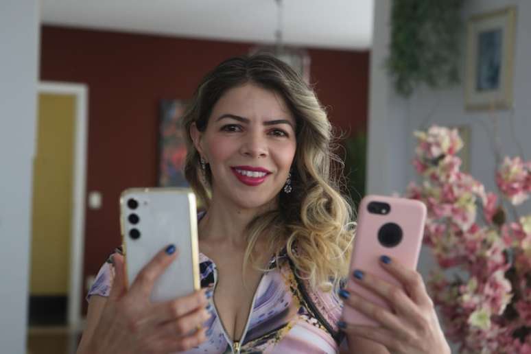 Rosilda Oliveira é dona de um Samsung Galaxy S23+, que usa para fotografias, e de um iPhone 7, utilizado para o dia a dia