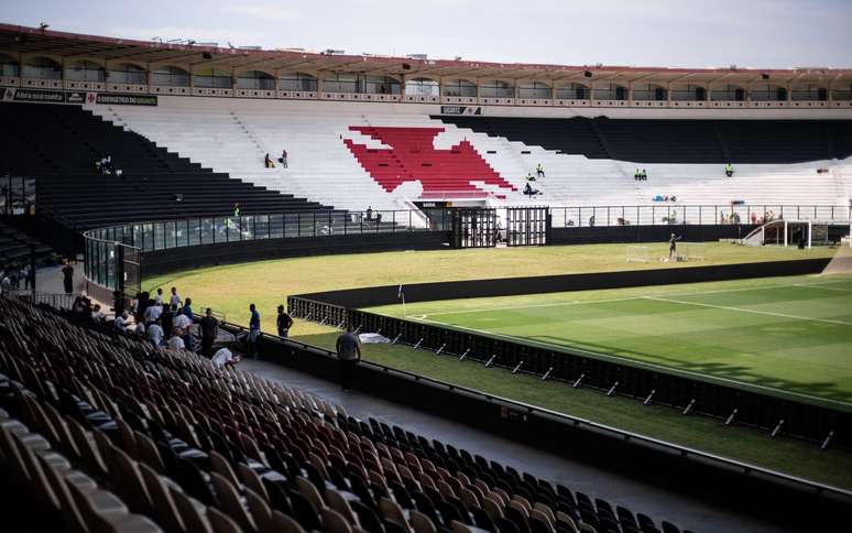 Vasco terminou o tratamento do gramado em São Januário