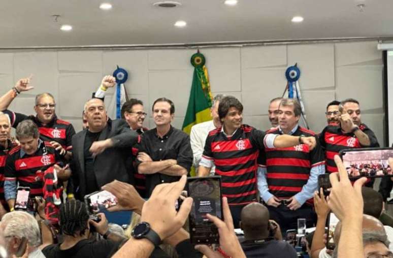 Dirigentes do Flamengo e nomes importantes da política carioca durante o leilão –