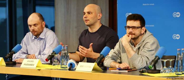 Vladimir Kara-Murza, Andrei Pivovarov e Ilya Yashin dão entrevista a jornalistas na sede da DW em Bonn