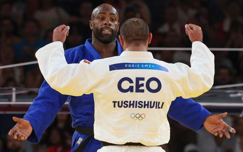 Teddy Riner se estranha com Guram Tushishvili, da Geórgia, após luta nas Olimpíadas