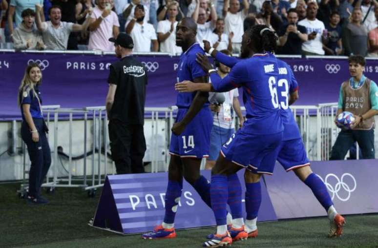 Jogadores de França e Argentina em disputa de bola nas quartas de final dos Jogos Olímpicos de Paris –