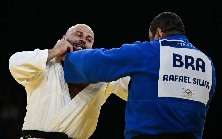 Rafael Silva azul em ação diante de Ushangi Kokauri no judô