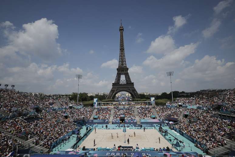 Partida de vôlei de praia aos pés da torre Eiffel durante os Jogos Olímpicos de Paris