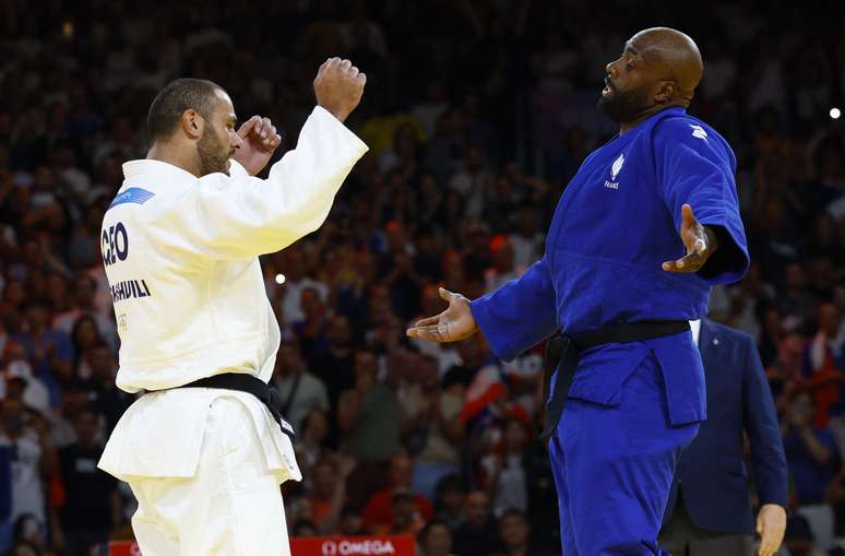 Teddy Riner, da França, e Guram Tushishvili, da Geórgia, após disputa no judô na Olimpíada de Paris