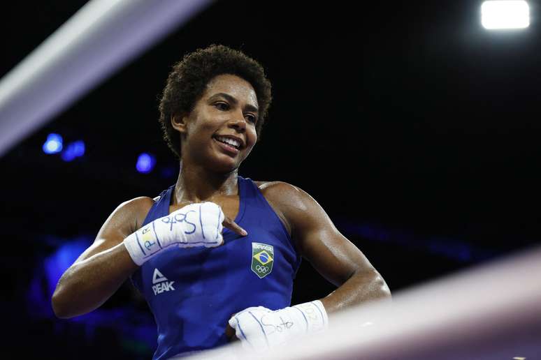 A brasileira Jucielen Cerqueira Romeu comemora após vencer luta contra Alyssa Mendoza, dos Estados Unidos.