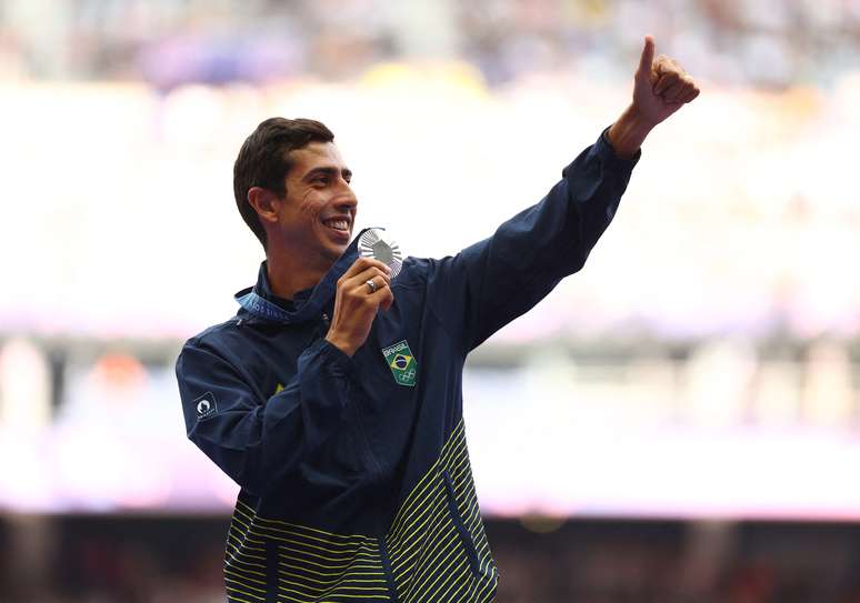 Caio Bonfim recebe medalha de prata da marcha atlética nos Jogos de Paris