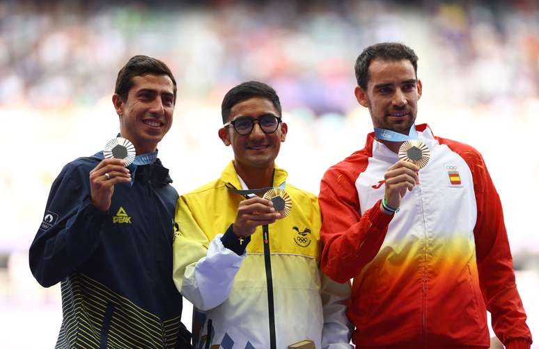 Caio Bonfim recebe medalha de prata da marcha atlética nos Jogos de Paris