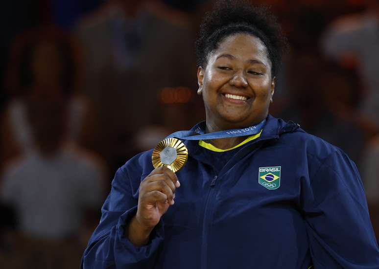 Beatriz Souza posa com a medalha de ouro para o Brasil