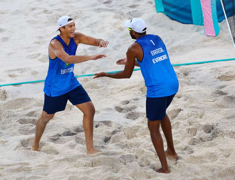 Evandro e Arthur enfrentam dupla tcheca no vôlei de praia