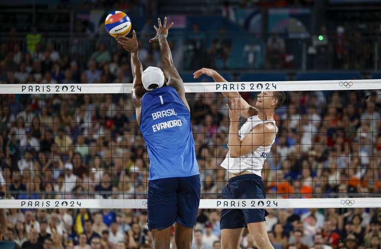 Evandro e Arthur estão invictos nos Jogos Olímpicos de Paris