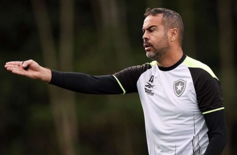 Artur Jorge, do Botafogo, pode ter um novo zagueiro e lateral-direito para a sequência da temporada –