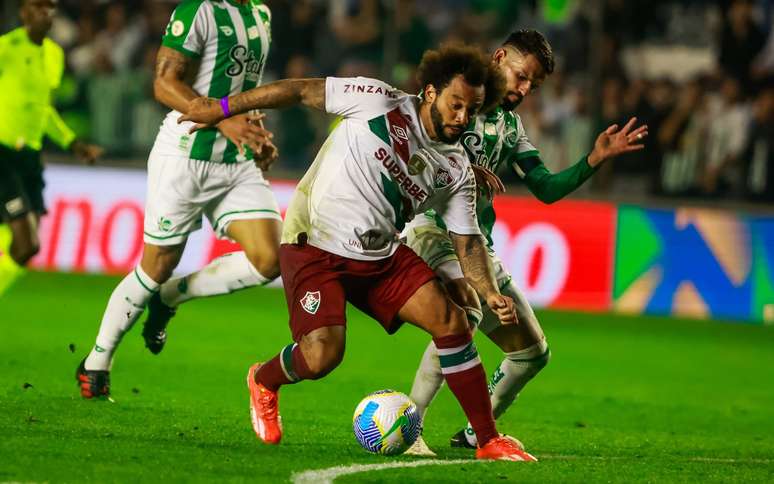 Marcelo em ação pelo Fluminense contra o Juventude