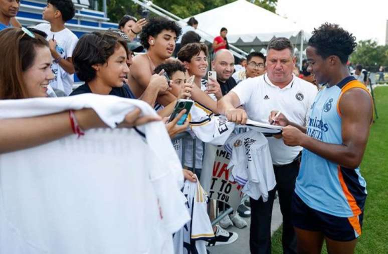 Endrick distribuindo autógrafos em pré-temporada do Real Madrid –